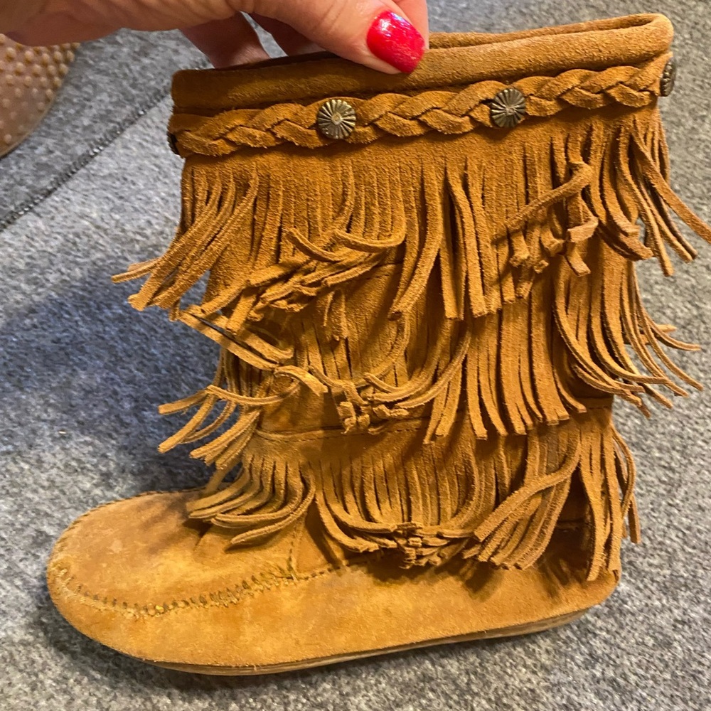 Minnetonka Fringe Moccasin Style Boots size 4